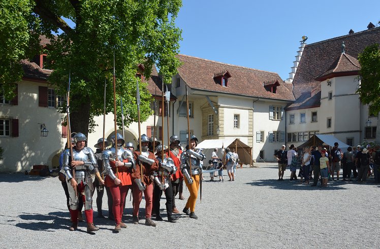 Männer mit Waffen patrouilleren wie im Mittelalter im Hof von Schloss Lenzburg.