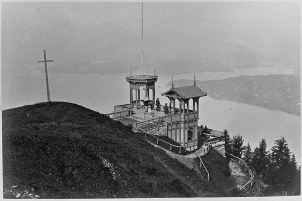 Schwarz-Weiss-Fotografie der Aussichtsterrasse "Rigi Känzli" in Luzern aus dem Jahr 1879.