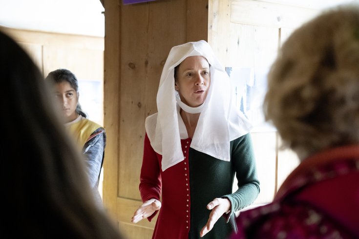 Verkleidete Margaretha von Hallwyl erzähl den Schüler*innen von der adligen Welt des Mittelalters