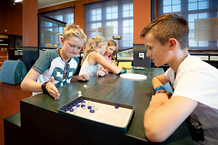 Kinder spielen römische Gesellschaftsspiele im Vindonissa Museum