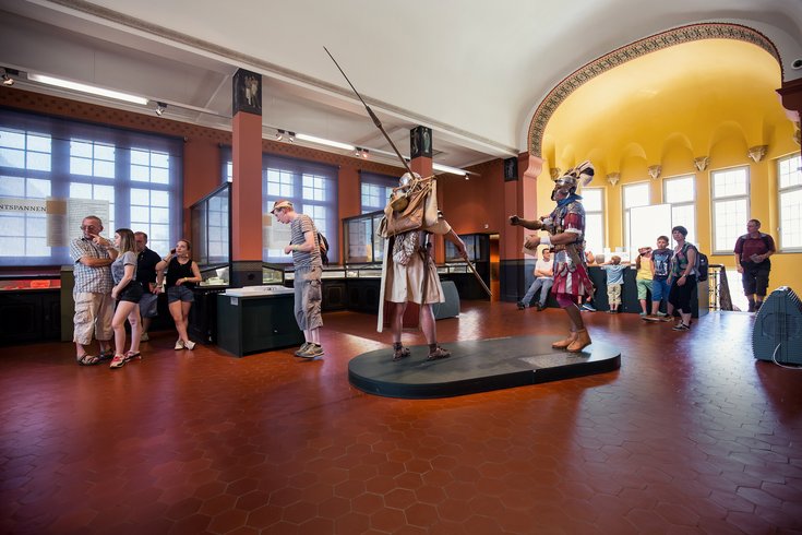 Besucher*innen in der Dauerausstellung im Vindonissa Museum