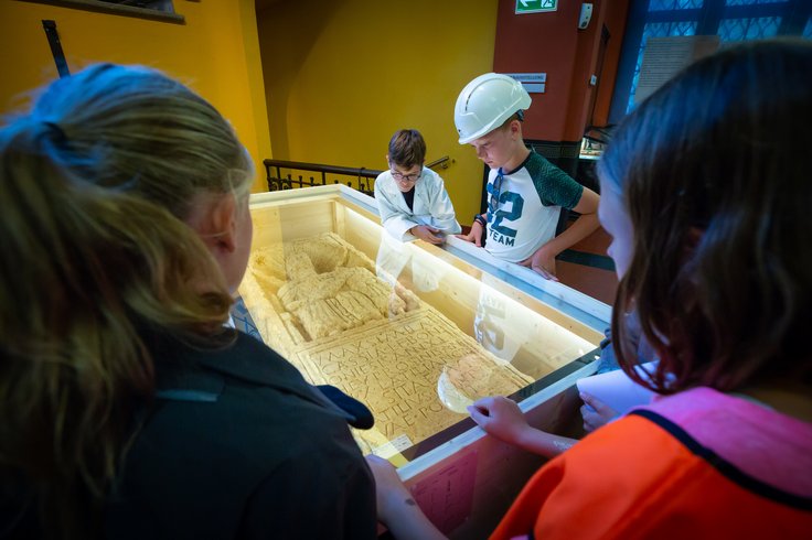 Kinder begutachten die Ausstellung "Schätze aus Vindonissa"