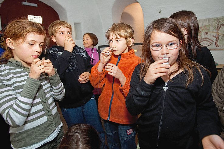Kinder in der Ausstellung "Drachenforschungsstation" über Drachen auf Schloss Lenzburg