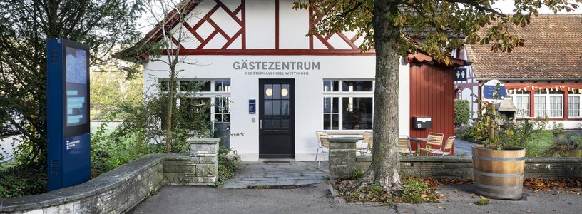 Aussenaufnahme Gästezentrum Klosterhalbinsel Wettingen mit Informationsbildschrim links