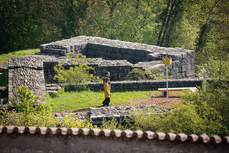 Blick auf die Ruinen mit Besuchern auf Schloss Habsburg 