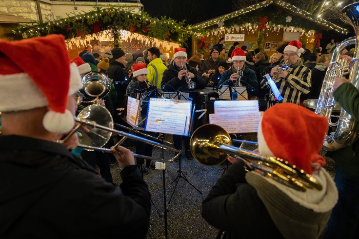Wiehnachtsmärt Schloss Wildegg: Turmbläser der Musikgesellschaft Möriken-Wildegg spielen weihnachtliche Klänge