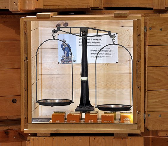 "Geschichtsatelier" auf Schloss Lenzburg; Ausstellung mit vielen Holz-Kisten