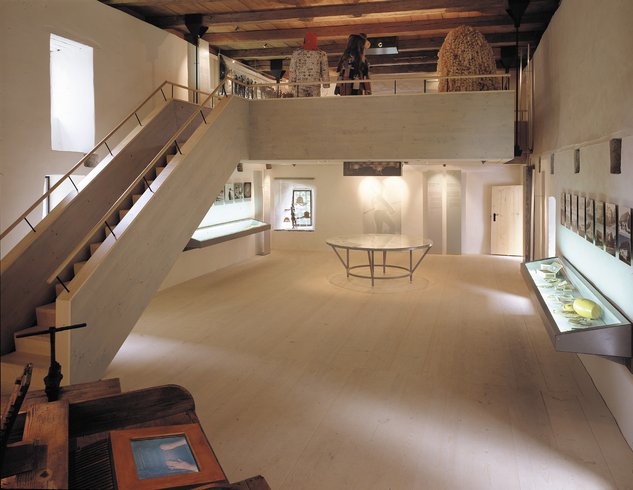 Überblick über den Ausstellungsraum im Kornhaus Schloss Hallwyl