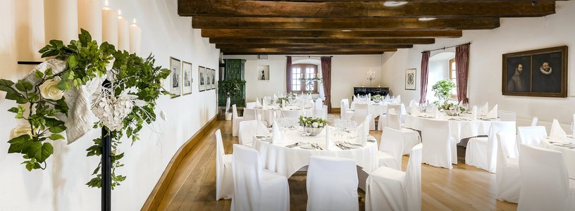 Uriger Rittersaal mit Hochzeitsdekoration in Weiss auf Schloss Habsburg