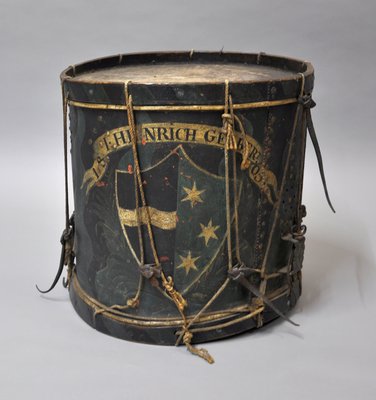 Eine Abbildung einer historischen Trommel. Die Trommel ist blau-schwarz koloriert und mit dem Aargauer Wappen versehen.