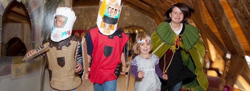Kindermuseum Schloss Lenzburg Kinder als Ritter verkleidet