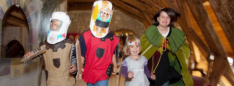 Kindermuseum Schloss Lenzburg Kinder als Ritter verkleidet