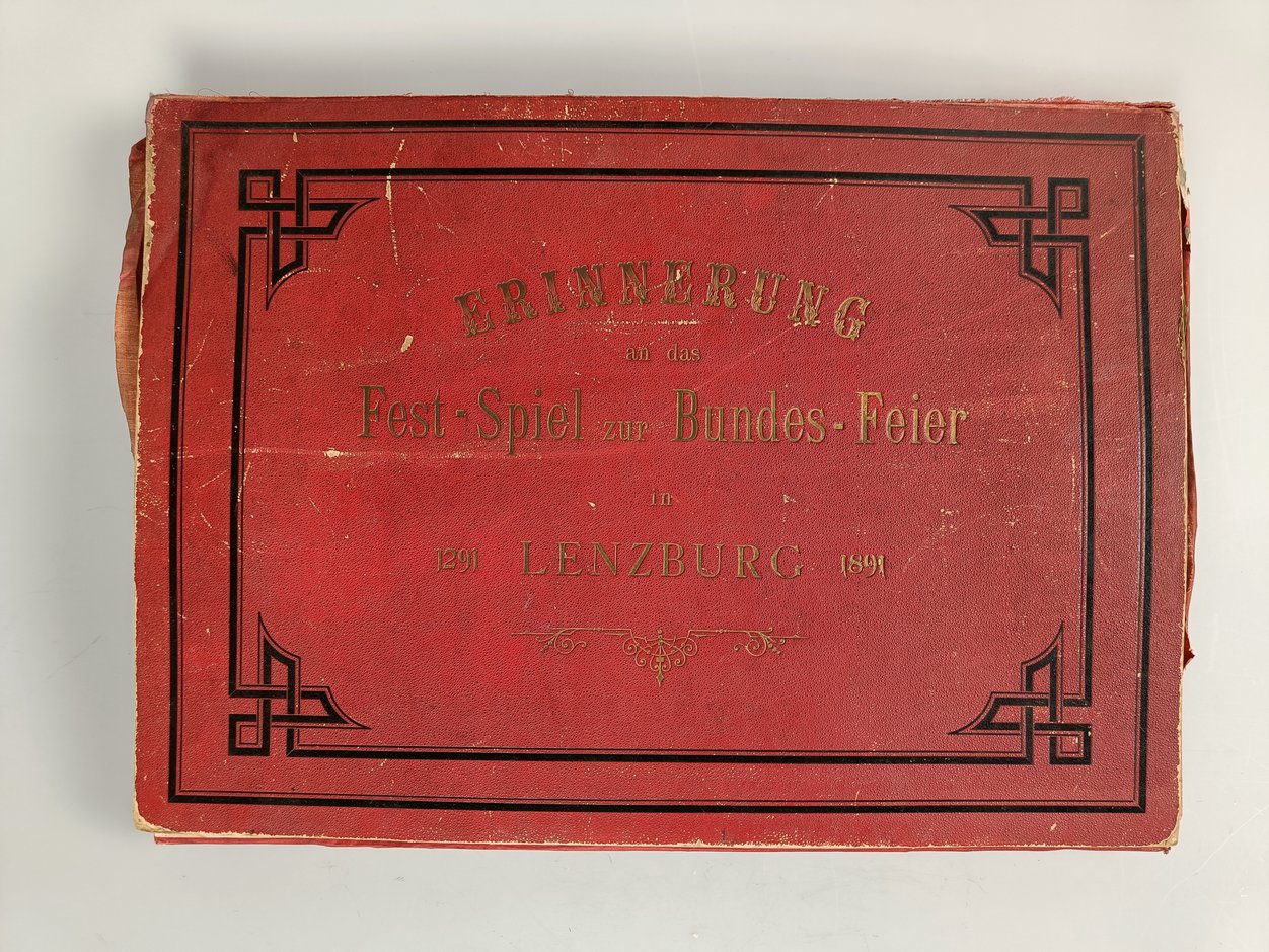 Rote Vorderseite des Fotosbuchs zur ersten Bundesfeier 1891 in Lenzburg