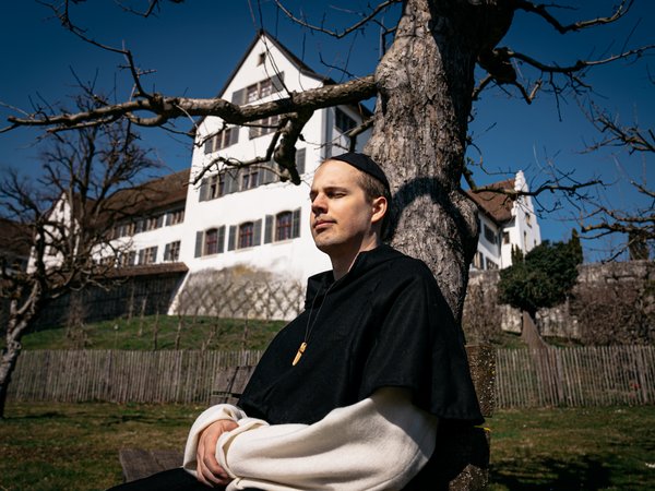 Bild von einem Mönch vor dem Kloster Wettingen