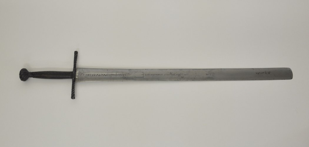 Fotografie des Richtschwerts der Familie Mengis. Seitliche Inschrift.
