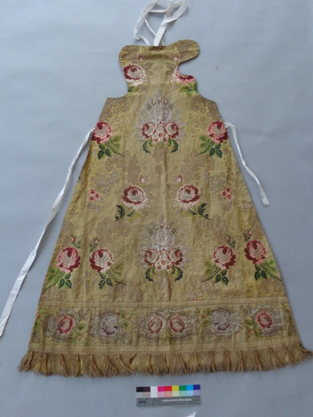 Bild von einem Marienkleid aus Goldbrokat bevor es konserviert wurde