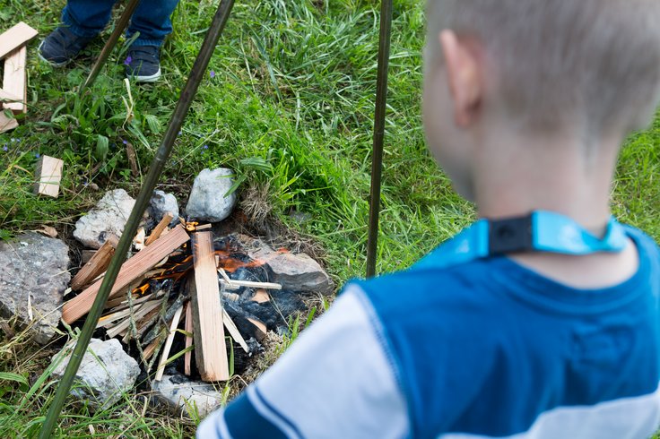 Kind an der Feuerstelle Schloss Hallwyl