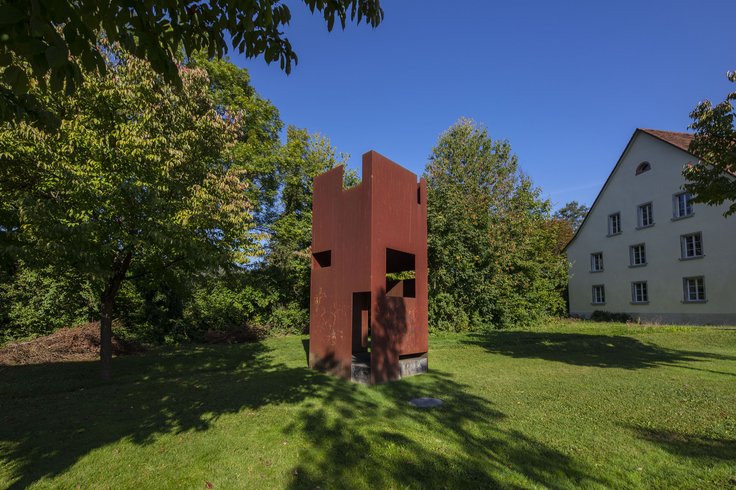 Kulturweg Limmat auf der Klosterhalbinsel Wettingen: Kunstwerk aus Metall auf einer Wiese