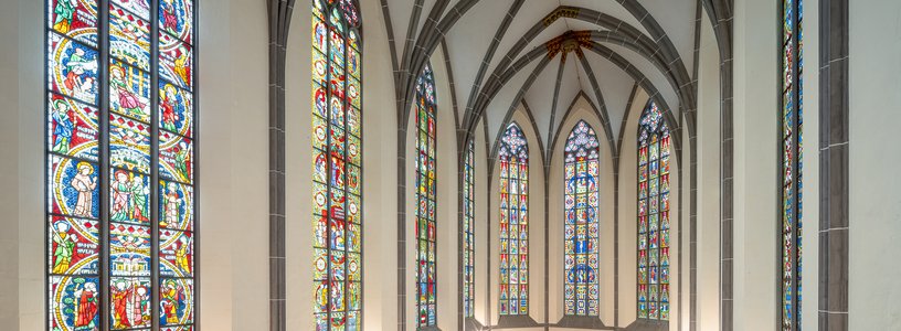 Die berühmten Glasfenster vom Kloster Königsfelden werden mit Licht durchflutet
