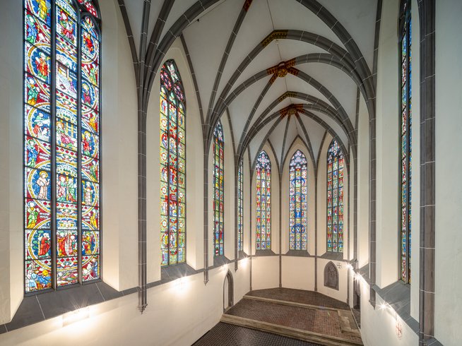 Die berühmten Glasfenster vom Kloster Königsfelden werden mit Licht durchflutet