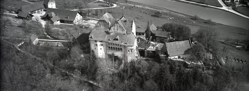 Historische Luftaufnahme (schwarz-weiss) von Schloss Wildegg (1947) / ETH-Bildarchiv