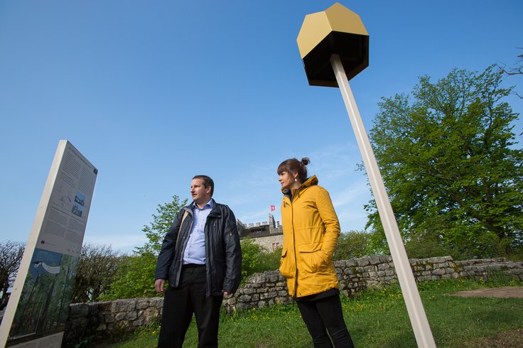 Zwei Besucher*innen auf dem Pfad vom Königsweg Schloss Habsburg