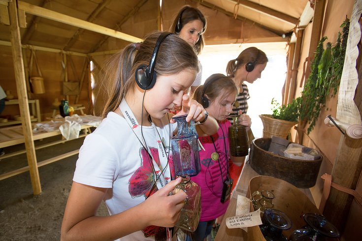 Mädchen mit Kopfhörern auf dem Spieltour "Alarm im Lager" im Legionärspfad Vindonissa