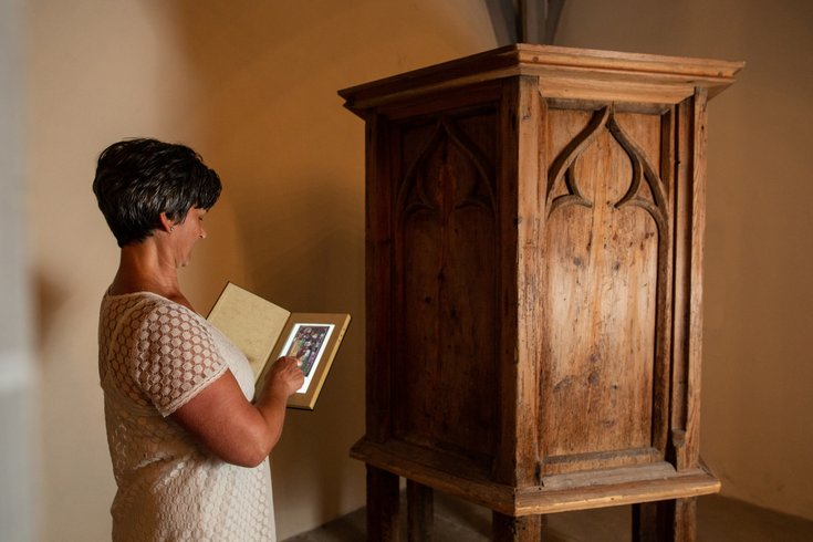 Besucherin mit dem Tablet im Kloster Königsfelden