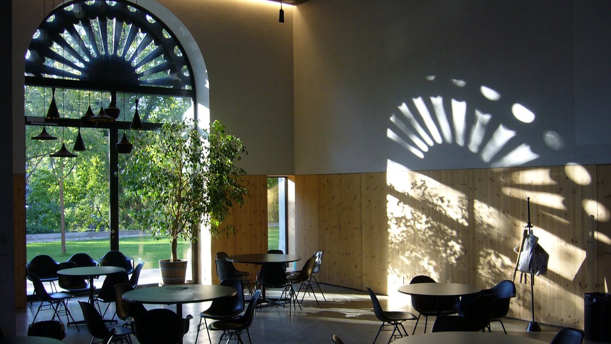 Licht fällt durch ein grosses Fenster in den Pfauensaal der Löwenscheune auf der Klosterhalbinsel Wettingen.