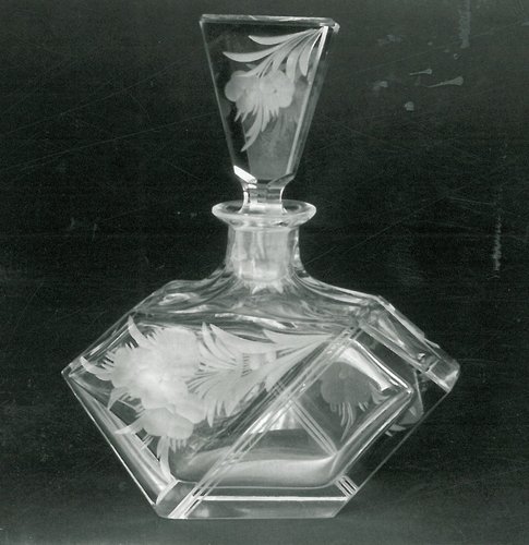 Ein verzierter gläsernen Flacon aus der Sammlung Museum Aargau.