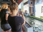 Zwei Schülerinnen auf dem Industriekultour Aabach mit einem Handy