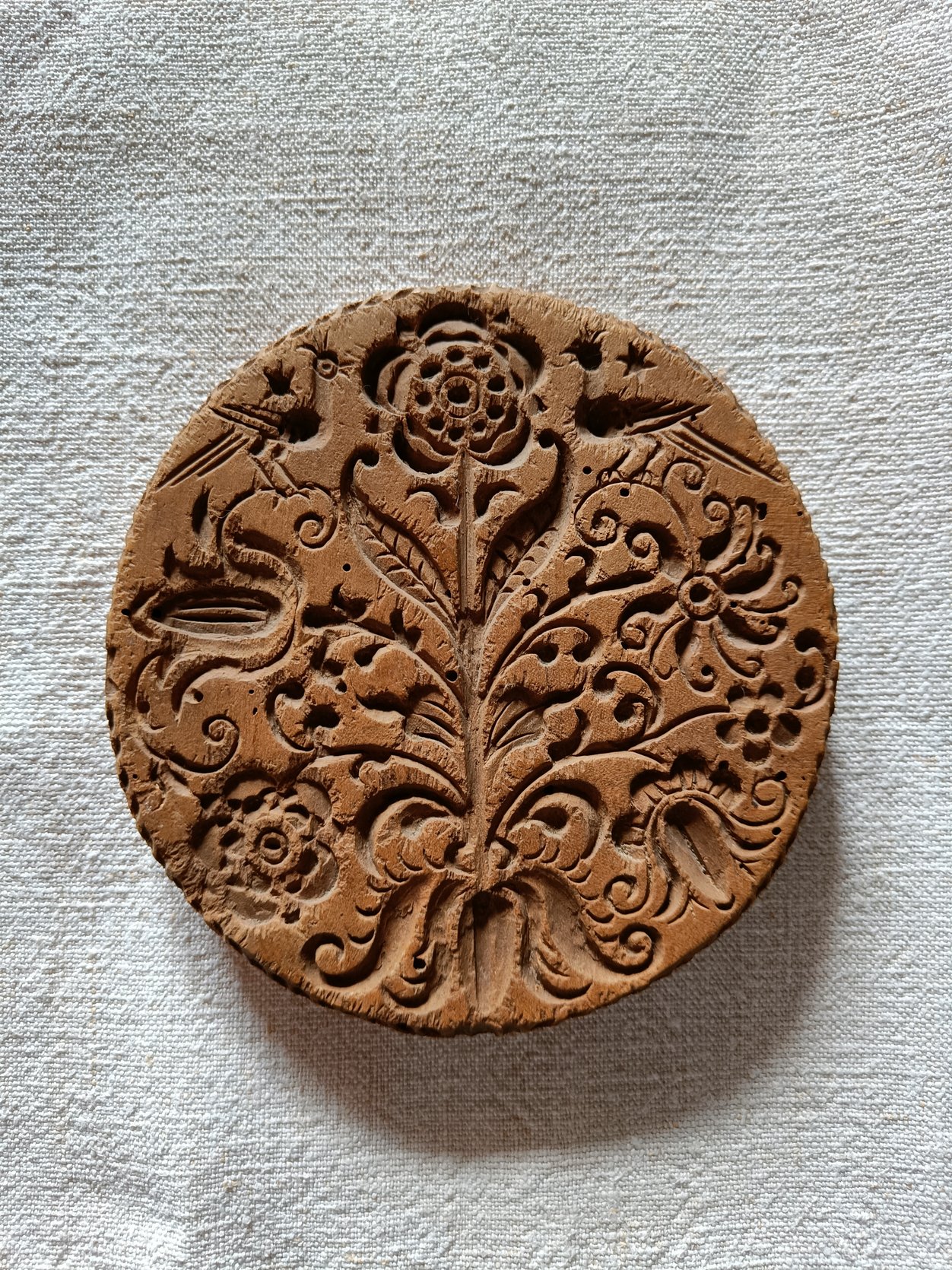 Abbildung eines aus Holz geschnitzten Kuchenmodels.