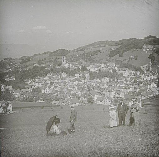 Dia von Touristen um 1900 mit dem Dorf Heiden im Hintergrund.