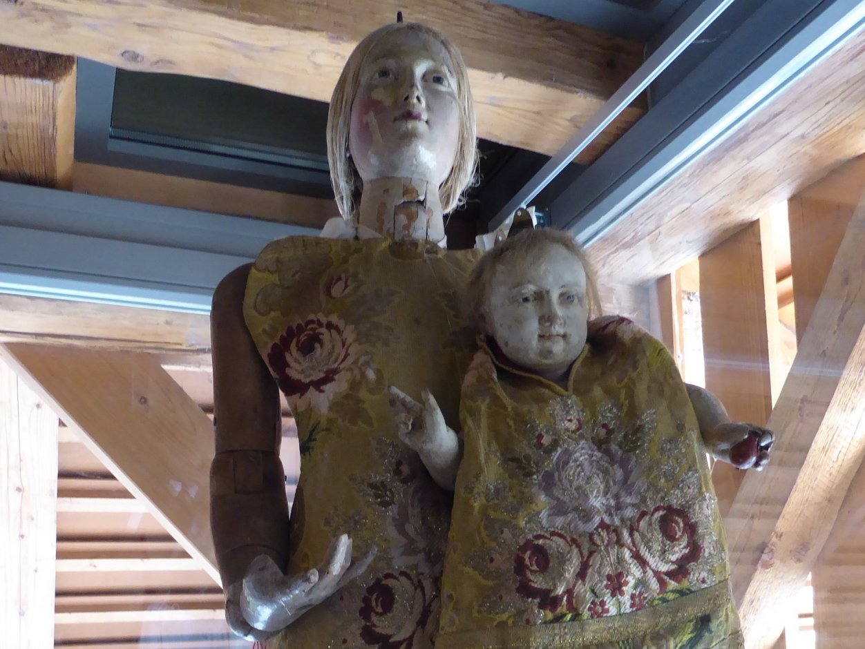 Statue von Maria mit Jesuskind.