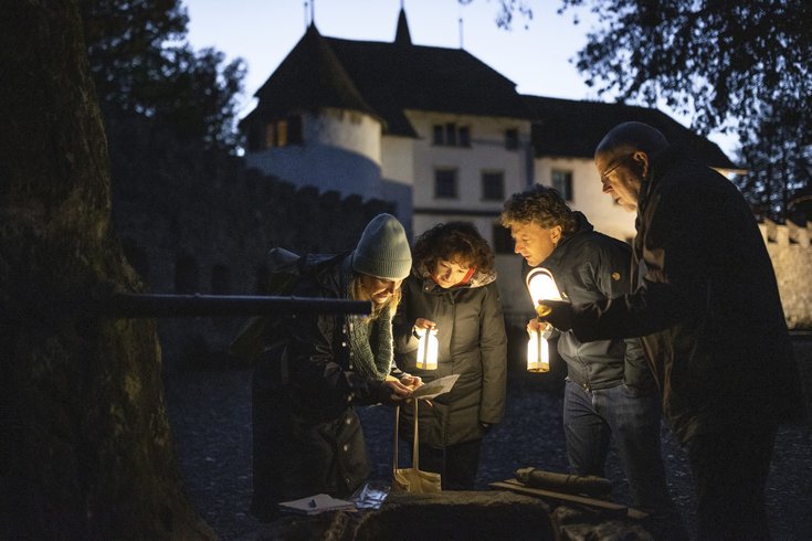 Rätseltour in der Nacht durchs dunkle Schloss Hallwyl (Nachtaufnahme)