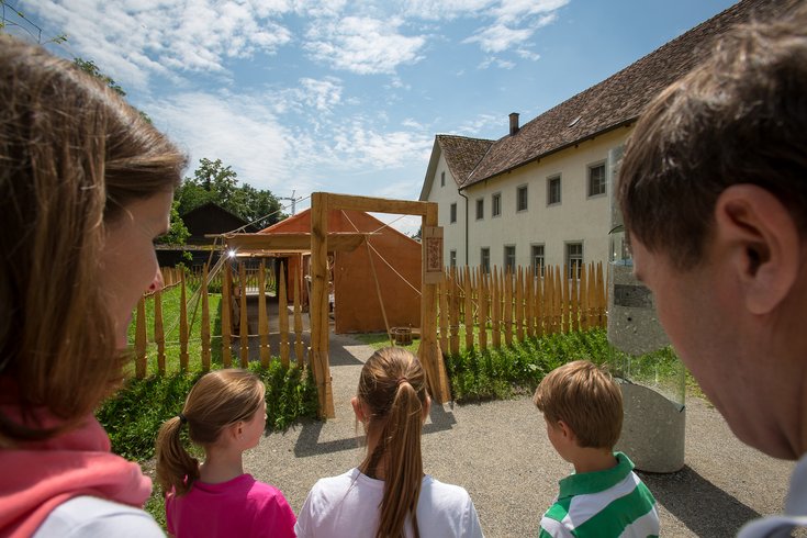 Familie auf dem Lazarett Tour Legionärspfad Vindonissa 