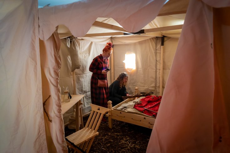 Ausstellung „Blütenduft und Pulverdampf“ auf Schloss Hallwyl: Zwei Frauen in einem Zeit mit Feldbett und Schreibtisch