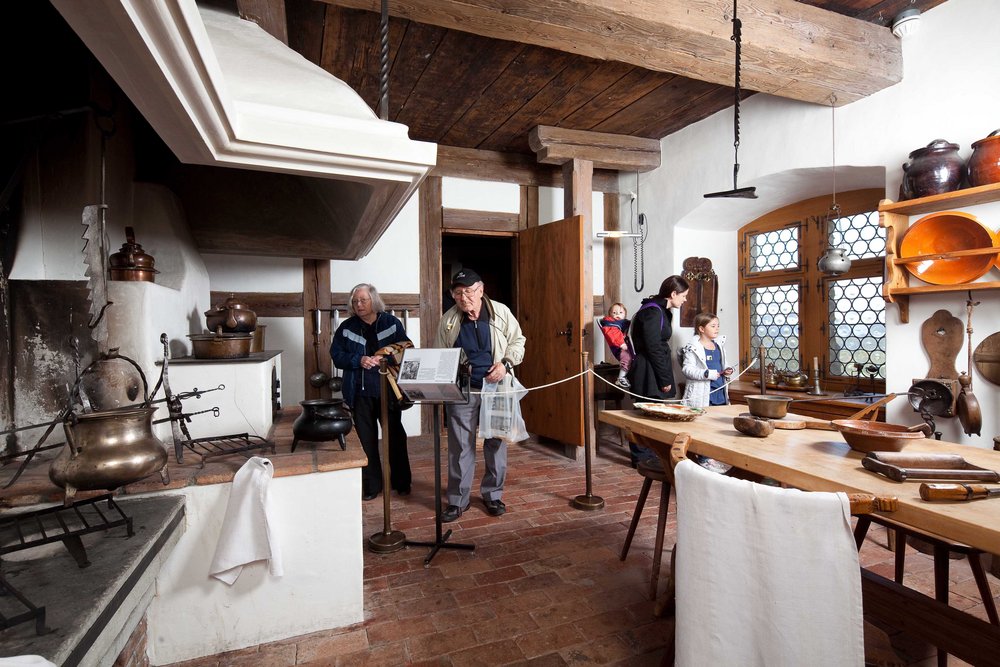 Küche mit Besuchern im Schloss Lenzburg Museum
