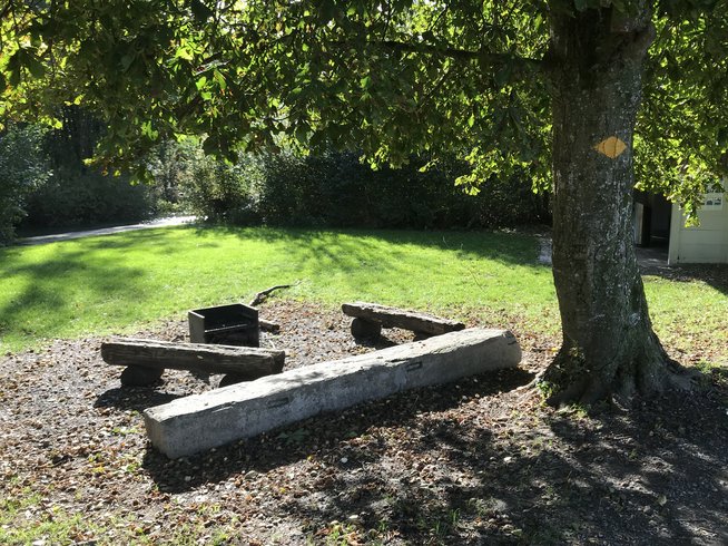 Feuerstelle mit Grünfläche in der Nähe von Schloss Hallwyl