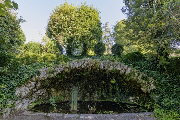 Grotte in der Platanenalee des Konventgartens auf der Klosterhalbinsel Wettingen.