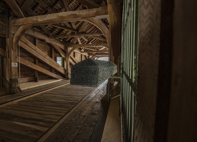Kulturweg Limmat auf der Klosterhalbinsel Wettingen: Kunstwerk in der Holzbrücke