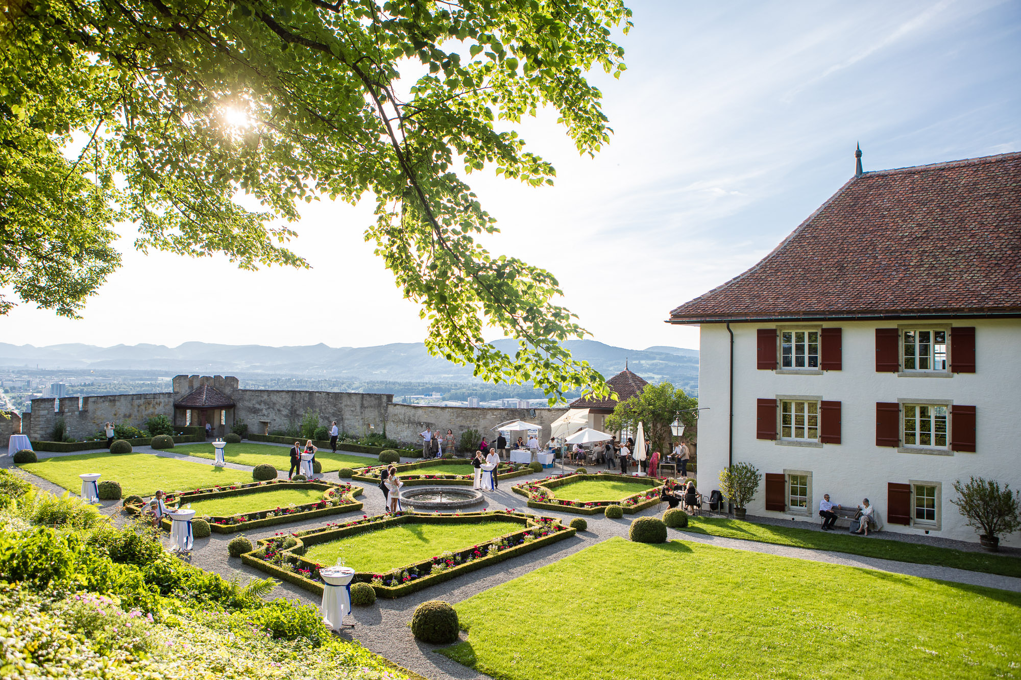 Sonnenstrahlen über der Hochzeitslocation Barockgarten auf Schloss Lenzburg