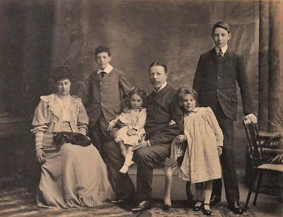 Ein begeisterter Sammler. Augustus Edward Jessup mit seiner zweiten Frau und Kindern. Inv. Nr. S-3549