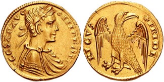 Aufnahme der Münze Augustalis ("Die Kaiserliche") Friedrichs II. Die Münze zeigt auf der Vorderseite den Kaiser selbst und auf der Hinterseite das staufische Wappentier: einen Adler. 