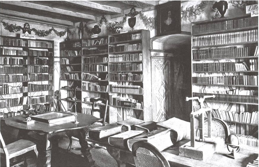 Foto von 1913 zeigt die historische Schlossbibliothek Wildegg in ihrem ursprünglichen Zustand, mit antiken Büchern und Möbeln.